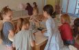 Flyktingbarn från Ukraina inspireras att måla med hjälp av konstnärerna Stanislaw Lux och Telma Castro
