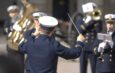 Ledamot (V) av försvarsutskottet rycks med av marinens marschmusik