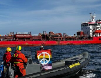 Fredlig Greenpeaceaktion mot oljetanker i Östersjön